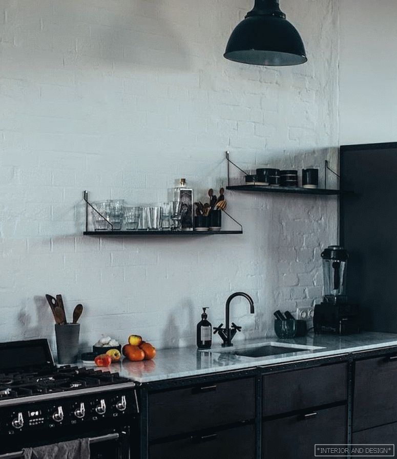Светилки и славина во кујната во црна боја 1