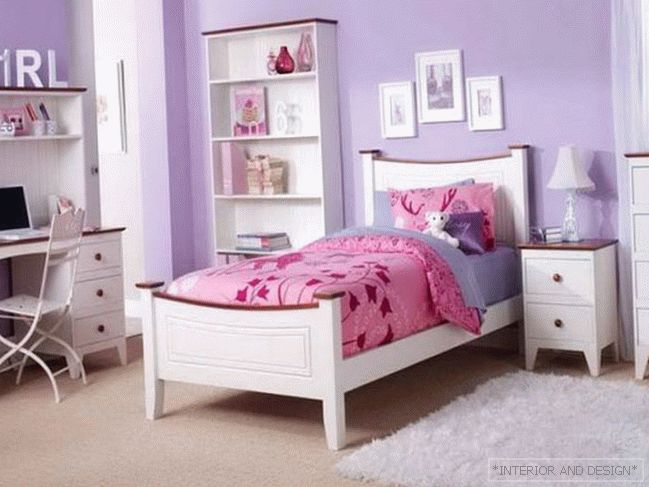 Спална соба во розови и виолетови нијанси