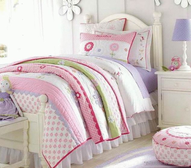 Спална соба во розови и виолетови нијанси - фото