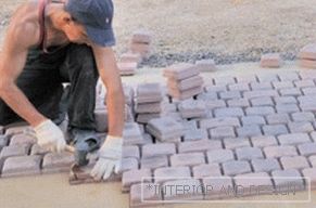 Поставување на плочи на бетон