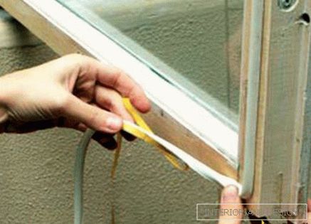 Начини за затоплување на дрвени прозорци