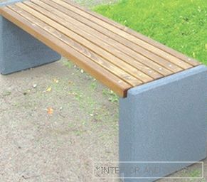 Клупа со бетонски подлоги
