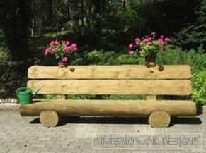 Дрвена клупа за градината