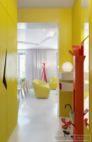 Жолта ходникот дизајн во мал коридор
