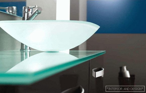 Мебел направен од стакло - 1