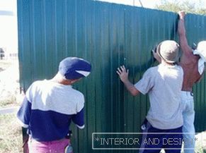 Инсталација на метален профил за оградата