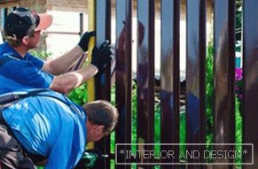 Инсталација на метална заштитна ограда
