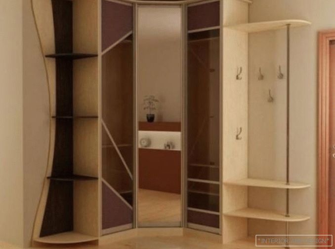 Аголна гардероба во ходникот 1