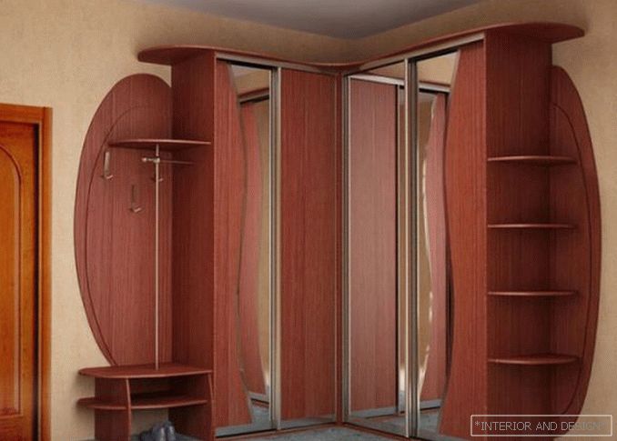 Аголна гардероба во ходникот 2